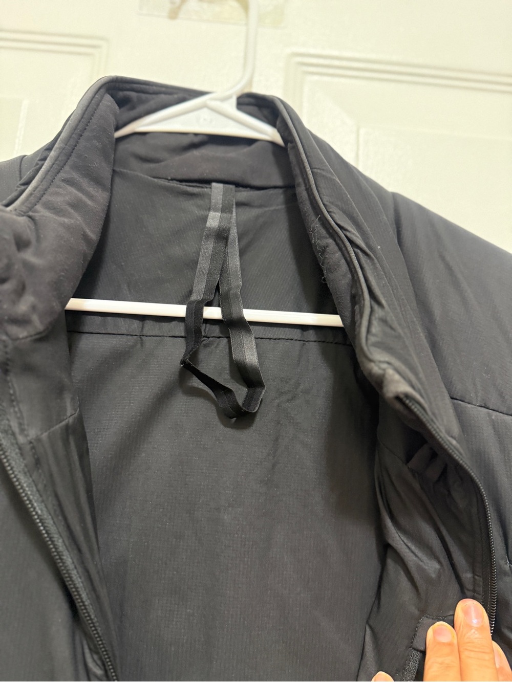 Lululemon Men's Insulated Black Puffer Vest I excellent conditions - Picture 6 of 15